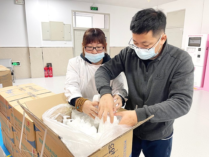 工作人員發(fā)放防疫物資2.jpg
