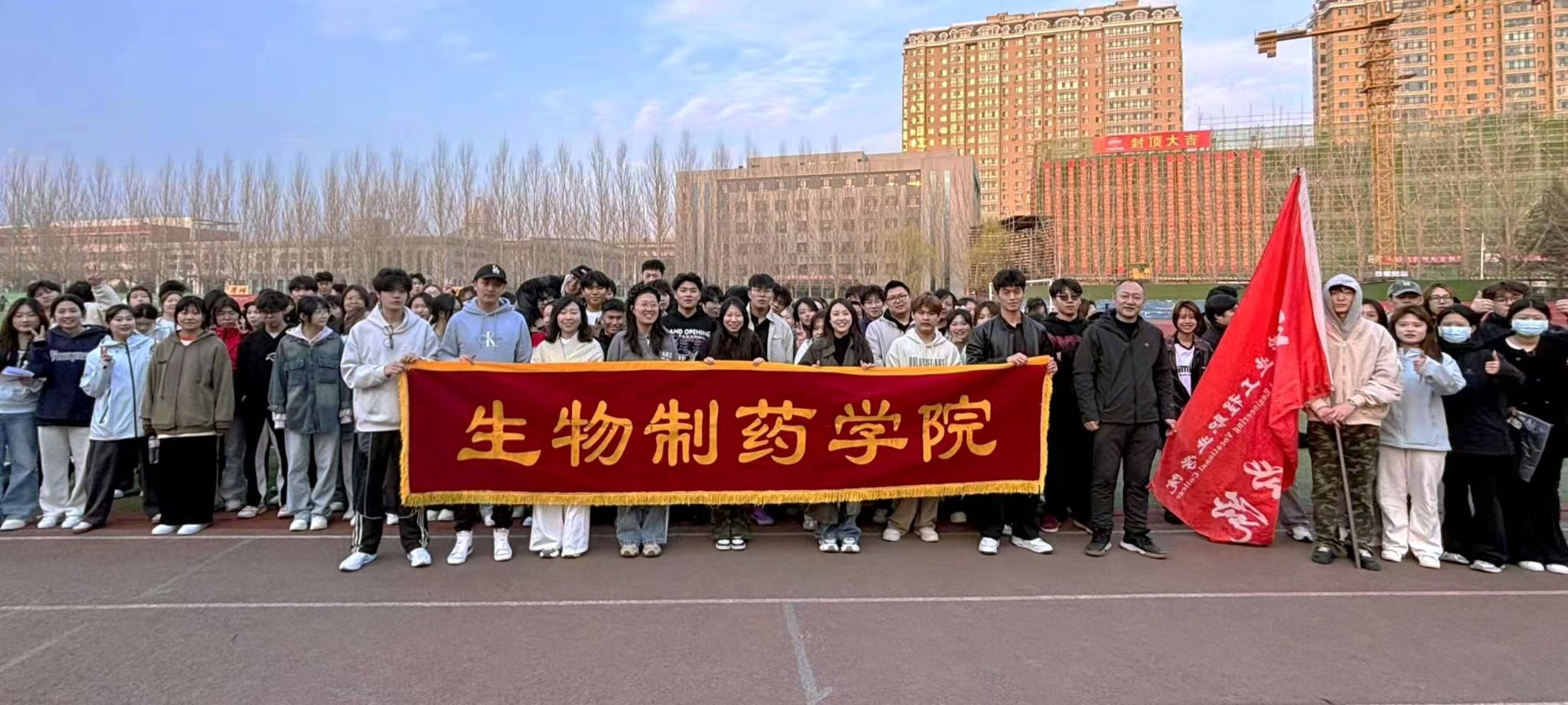 師生同心逐春風 接力奮進啟新程 ——生...