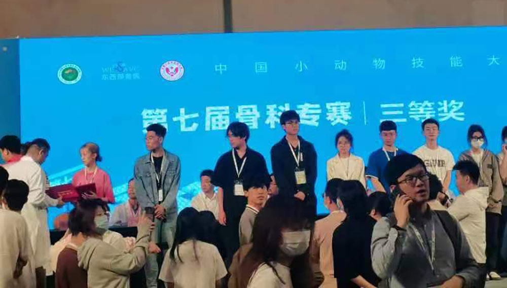 徐丹妮(右四)榮獲三等獎(jiǎng).jpg 徐丹妮(右四)榮獲三等獎(jiǎng).jpg