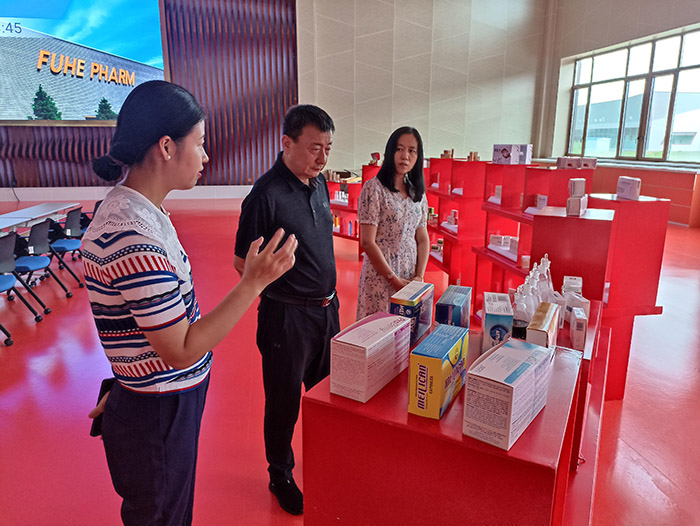 參觀黑龍江福和制藥集團股份有限公司產品展示.jpg