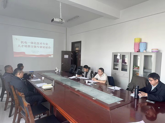2劉佳坤老師指導(dǎo)機電一體化課程建設(shè).jpg 2劉佳坤老師指導(dǎo)機電一體化課程建設(shè).jpg