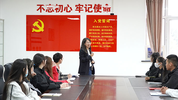 李玥老師在思政實踐課中講黨旗、黨徽.JPG