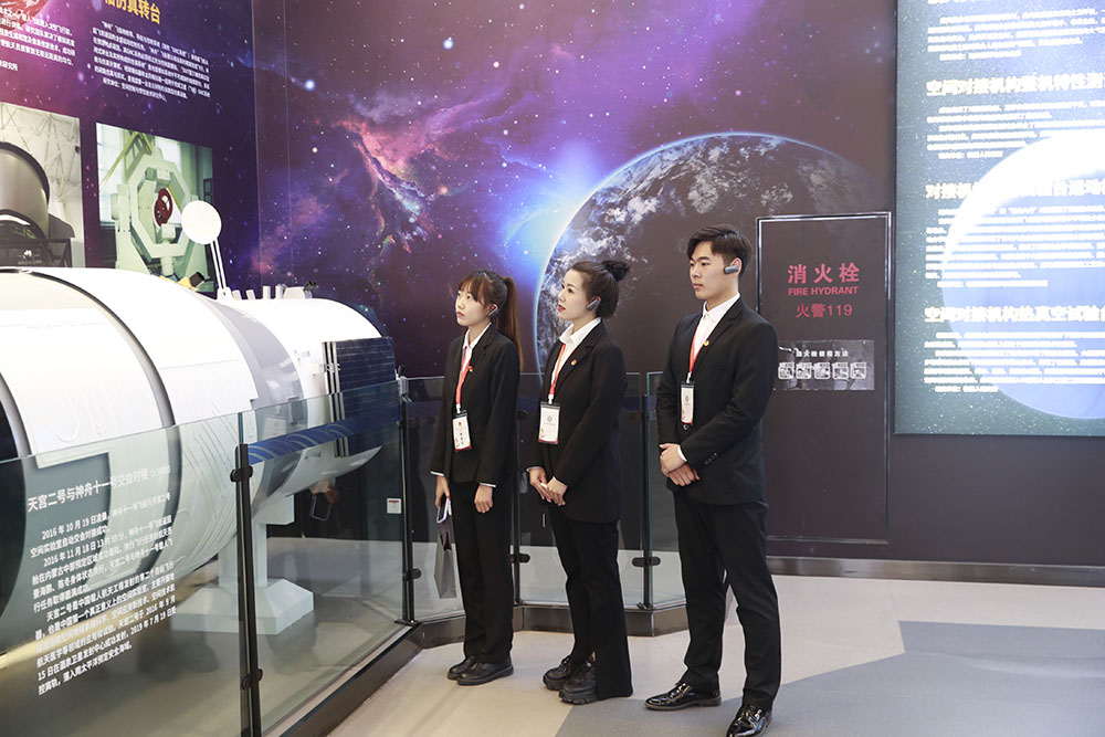 學(xué)生參觀工大航天館內(nèi)照片.jpg 學(xué)生參觀工大航天館內(nèi)照片.jpg