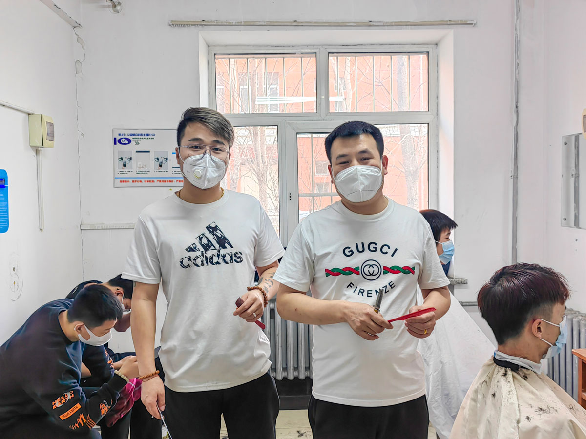 “托尼”老師是我院2021級(jí)專項(xiàng)擴(kuò)招學(xué)生,,積極響應(yīng)學(xué)院號(hào)召為同學(xué)們提供理發(fā)服務(wù).jpg “托尼”老師是我院2021級(jí)專項(xiàng)擴(kuò)招學(xué)生,積極響應(yīng)學(xué)院號(hào)召為同學(xué)們提供理發(fā)服務(wù).jpg