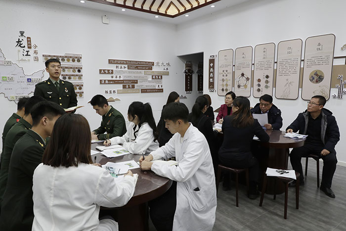 吳文浩同學(xué)交流發(fā)言.jpg 吳文浩同學(xué)交流發(fā)言.jpg