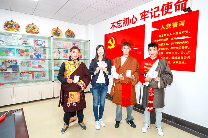 劉歡老師與少數(shù)民族學(xué)生填寫連心卡并合影留念.jpg