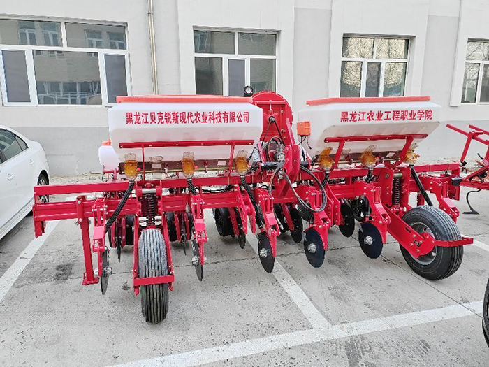 3(智能電驅(qū)動(dòng)氣吸式免耕播種機(jī)樣機(jī)“良耬一號(hào)”).png 3(智能電驅(qū)動(dòng)氣吸式免耕播種機(jī)樣機(jī)“良耬一號(hào)”).png