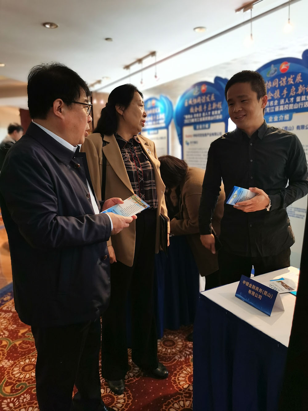3李東陽書記與參會企業(yè)深入交流.jpg 3李東陽書記與參會企業(yè)深入交流.jpg