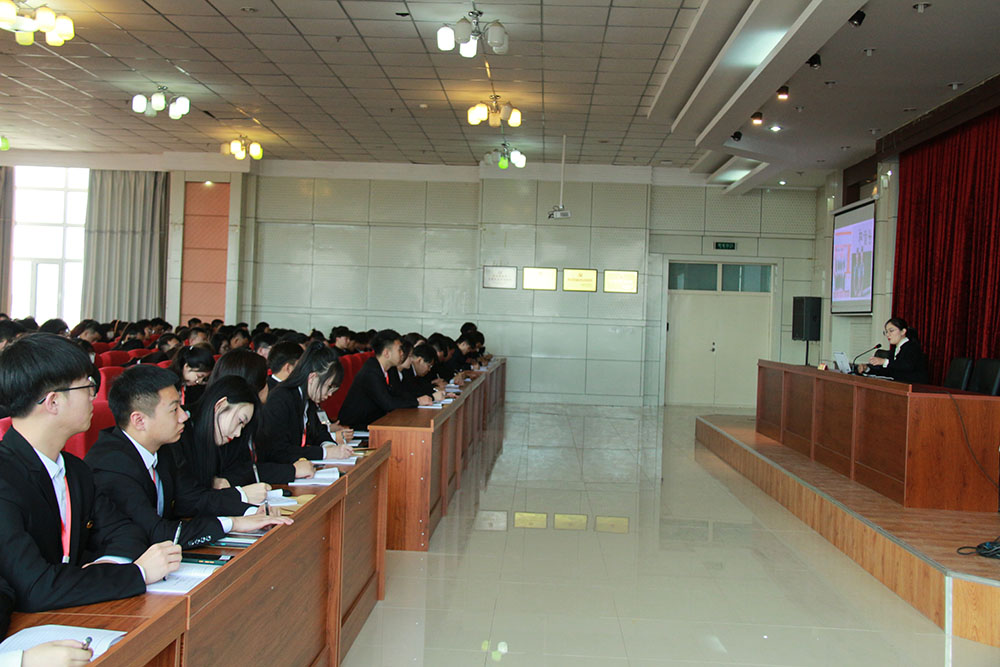 張雋殊老師做題為“中華禮儀——知禮知行 ”專題講座照片.jpg 張雋殊老師做題為“中華禮儀——知禮知行 ”專題講座照片.jpg