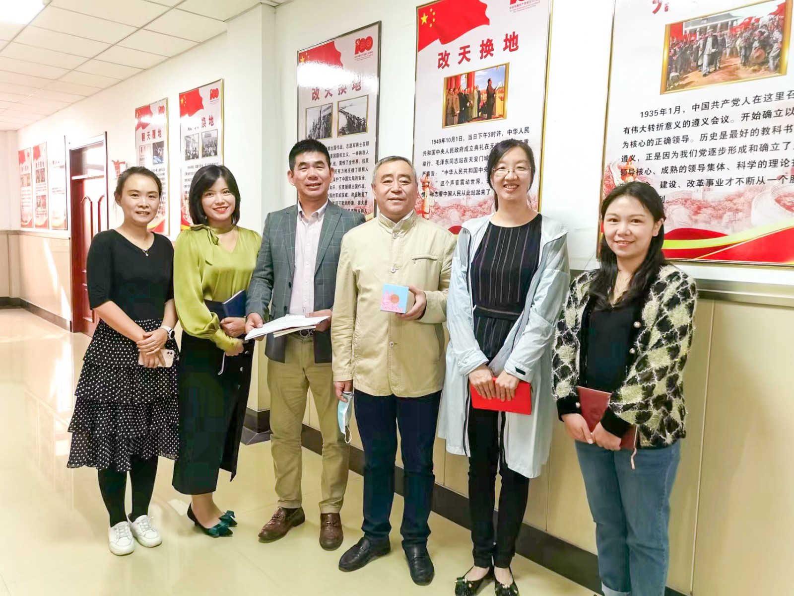 2焦院長與教師合影.jpg 2焦院長與教師合影.jpg