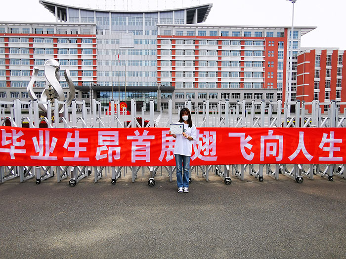 學(xué)生在校門口拍照留念.jpg