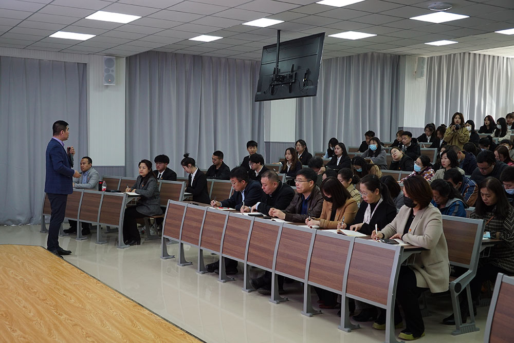 3認(rèn)真聆聽黨課.JPG 3認(rèn)真聆聽黨課.JPG