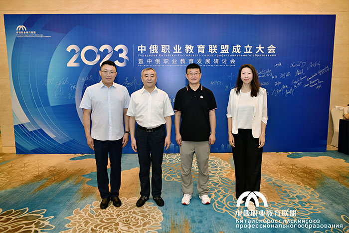 合影.jpg 合影.jpg