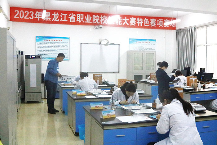 大賽技能實(shí)操現(xiàn)場(chǎng).JPG 大賽技能實(shí)操現(xiàn)場(chǎng).JPG
