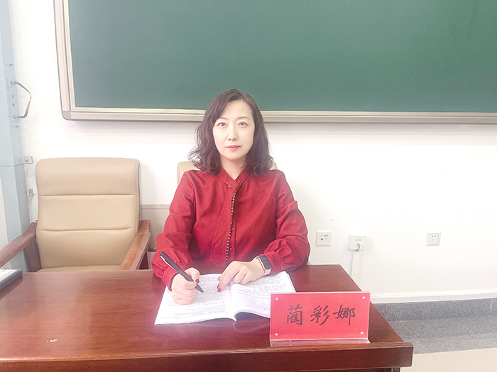藺彩娜老師在備課中.jpg