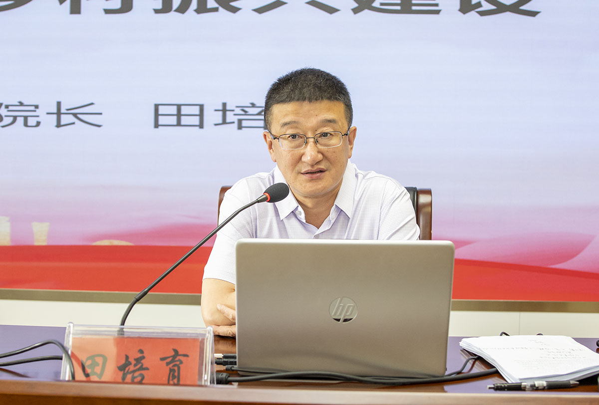 田院長(zhǎng)在講黨課.jpg 田院長(zhǎng)在講黨課.jpg