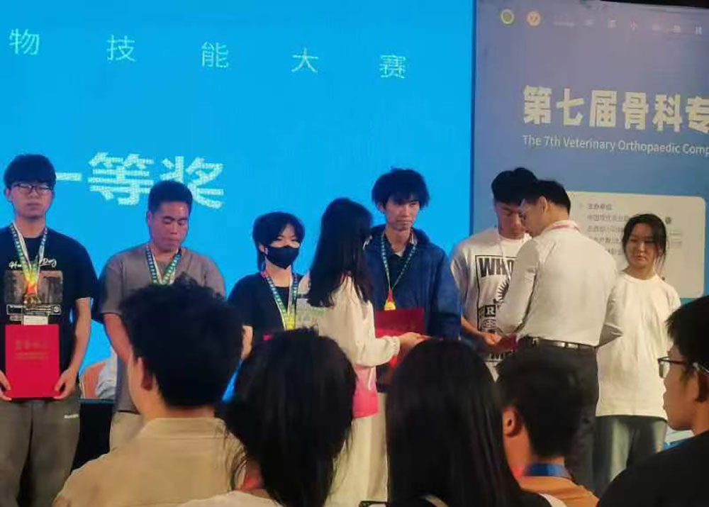 楚存恒(右三)榮獲一等獎(jiǎng).jpg 楚存恒(右三)榮獲一等獎(jiǎng).jpg