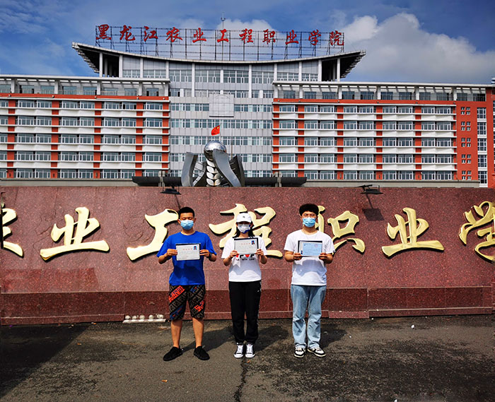在校門口合影留念.jpg