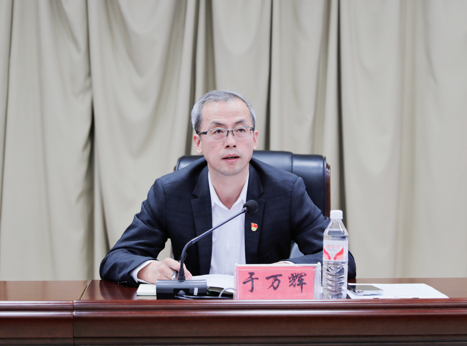 副院長(zhǎng)于萬(wàn)輝主持會(huì)議.jpg 副院長(zhǎng)于萬(wàn)輝主持會(huì)議.jpg