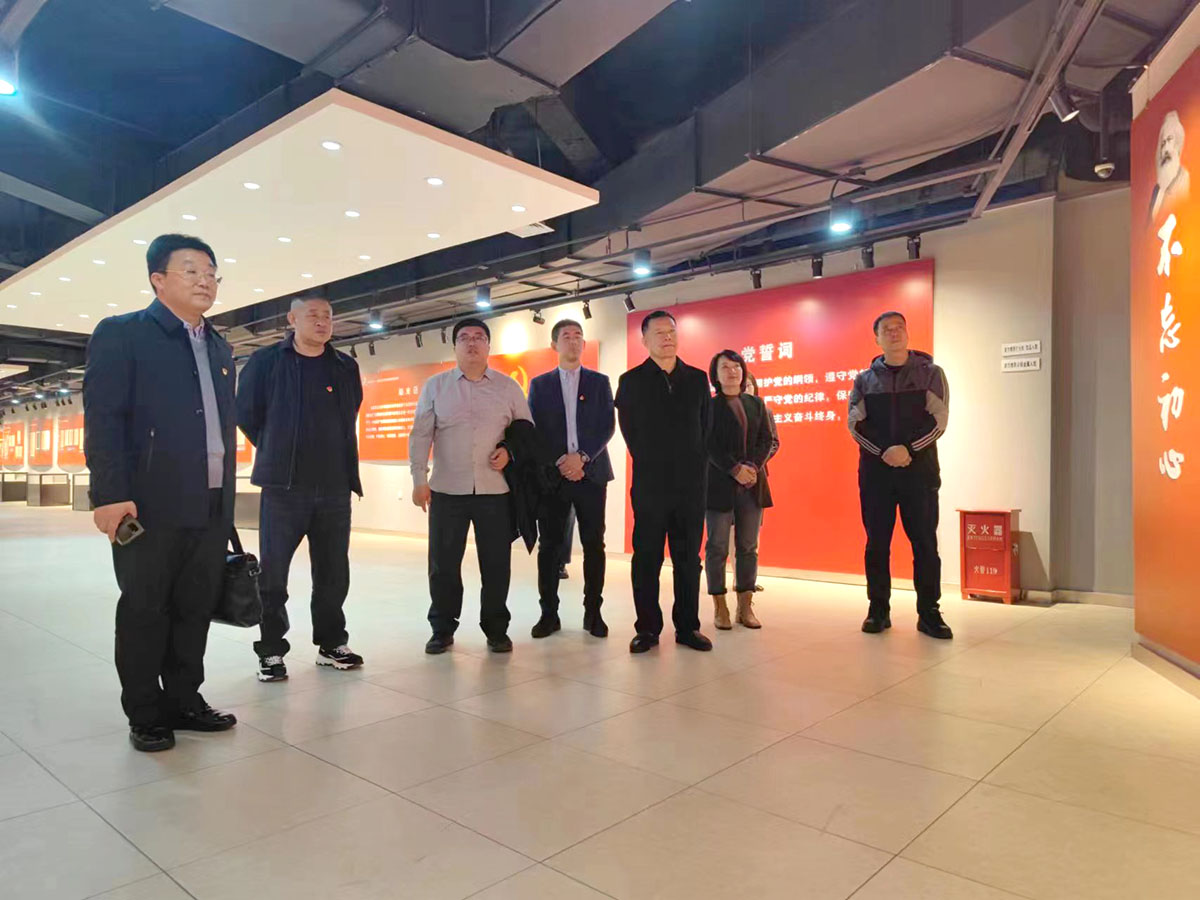 7參觀黑龍江大學(xué)“馬克思主義在中國,、在黑龍江早期傳播”展.jpg 7參觀黑龍江大學(xué)“馬克思主義在中國,、在黑龍江早期傳播”展.jpg