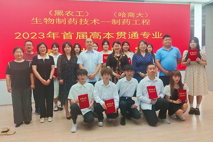 獲獎學生與評委老師合影.jpg 獲獎學生與評委老師合影.jpg