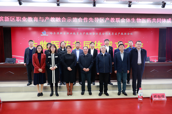 10參會領(lǐng)導(dǎo)和理事長,、副理事長單位代表合影.jpg 10參會領(lǐng)導(dǎo)和理事長,、副理事長單位代表合影.jpg