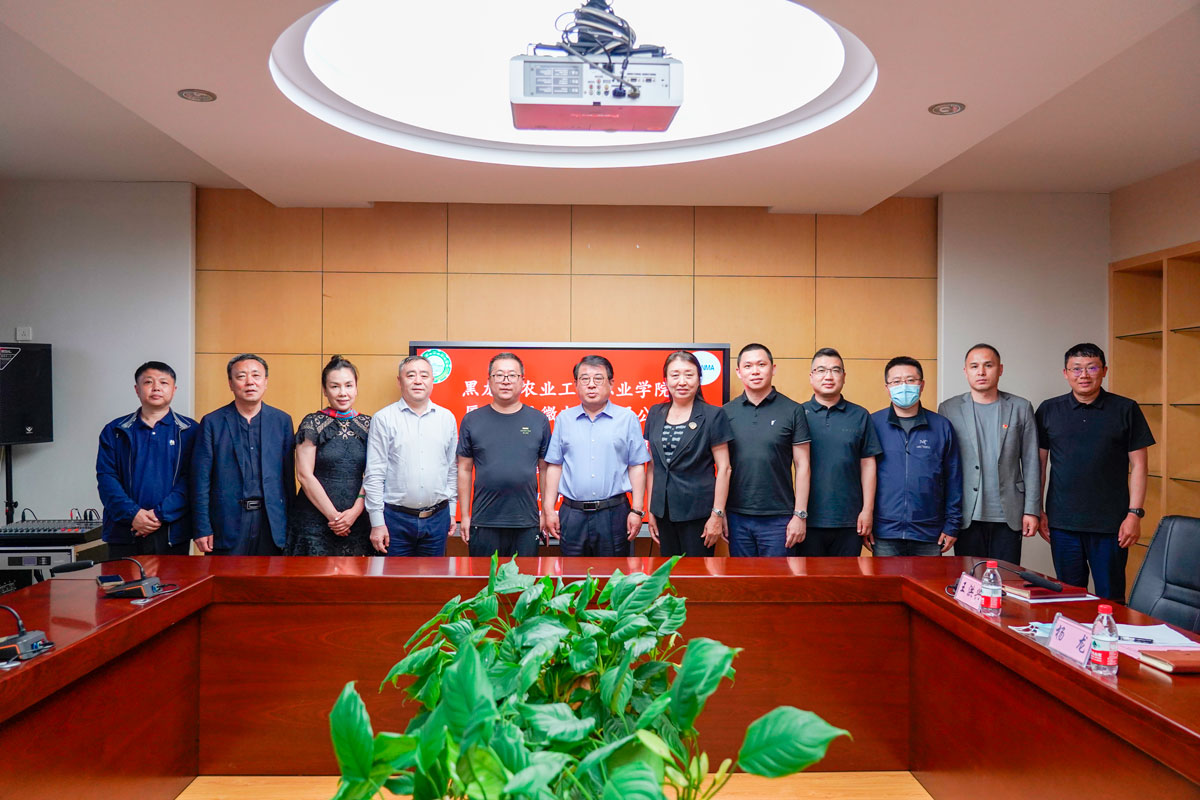 2參會人員合影1.jpg 2參會人員合影1.jpg