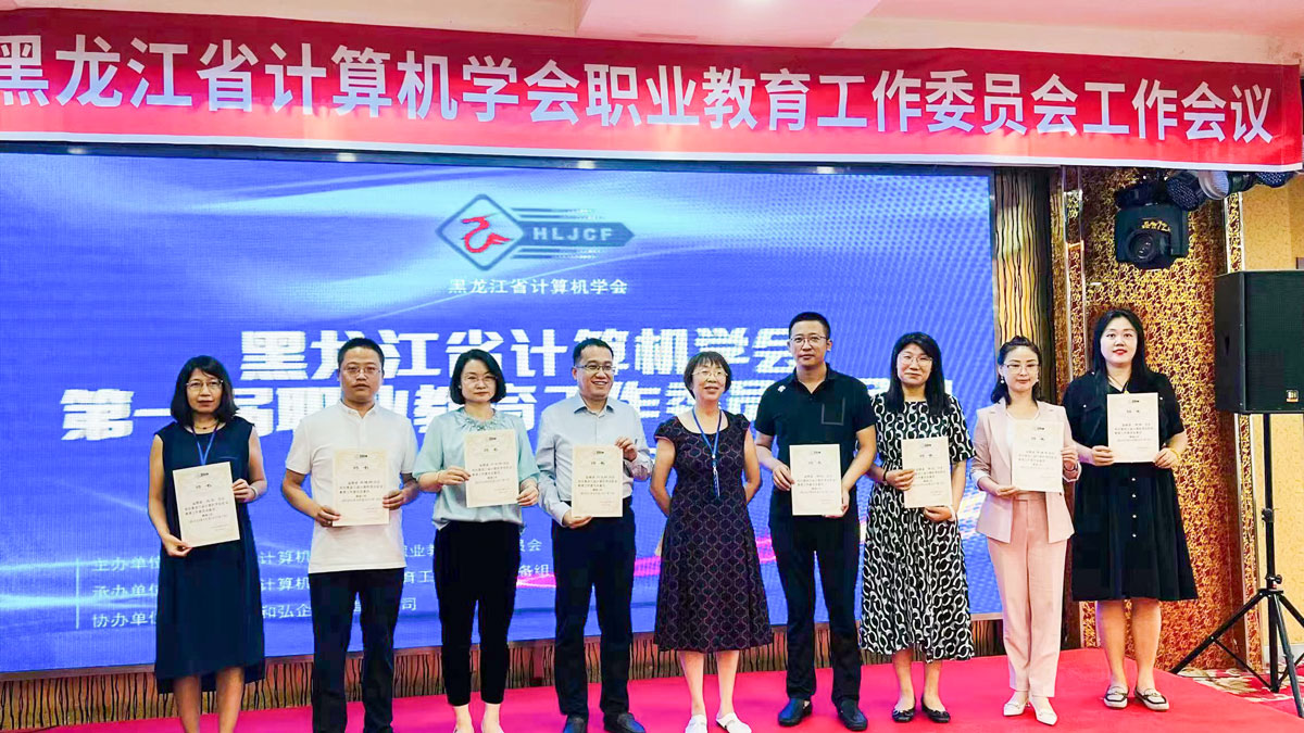 線下參會(huì)教師領(lǐng)取聘書2.jpg 線下參會(huì)教師領(lǐng)取聘書2.jpg