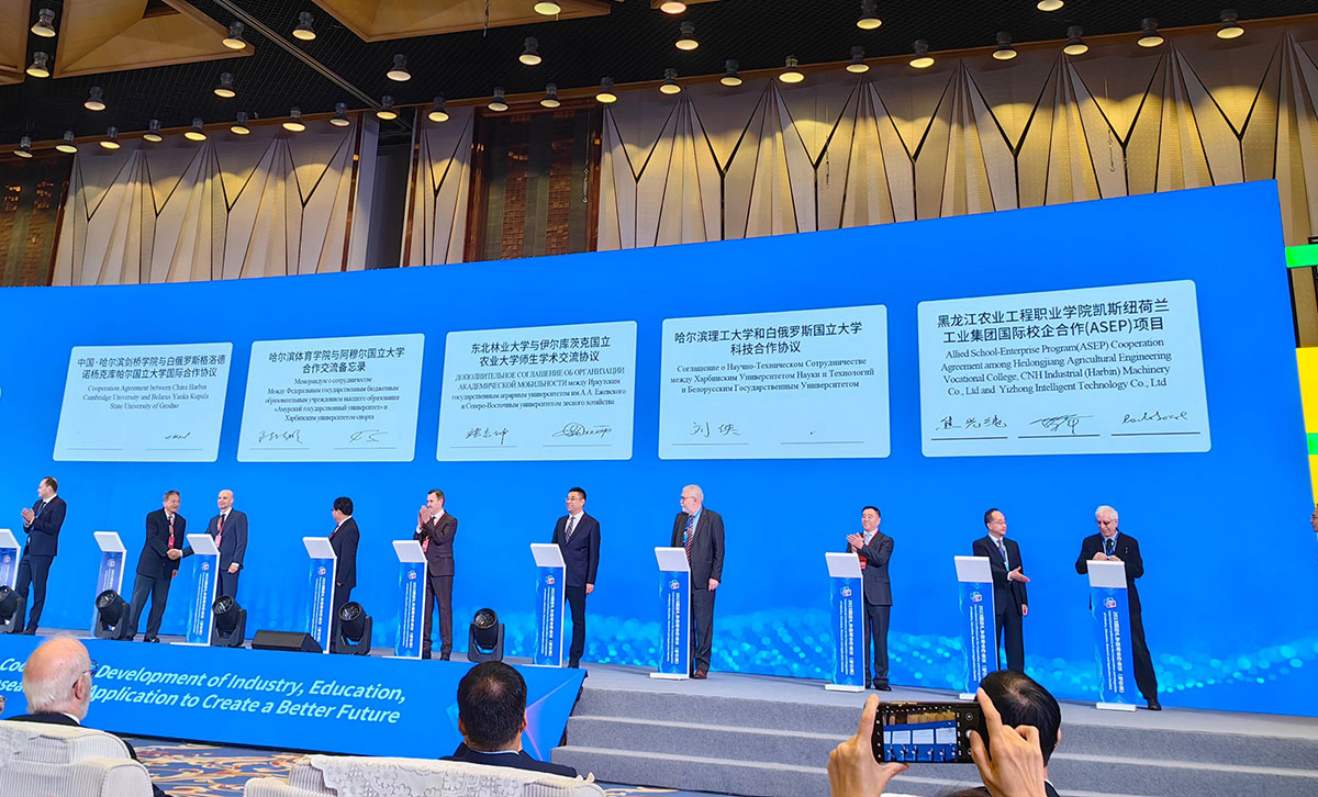 黑龍江農(nóng)業(yè)工程職業(yè)學(xué)院&凱斯紐荷蘭工業(yè)集團(tuán)國(guó)際校企合作(ASEP)項(xiàng)目進(jìn)行簽約.jpg 黑龍江農(nóng)業(yè)工程職業(yè)學(xué)院&凱斯紐荷蘭工業(yè)集團(tuán)國(guó)際校企合作(ASEP)項(xiàng)目進(jìn)行簽約.jpg