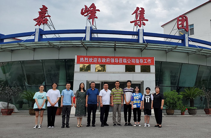 與哈爾濱市龍生北藥生物工程股份有限公司領導,、實習生合影.jpg