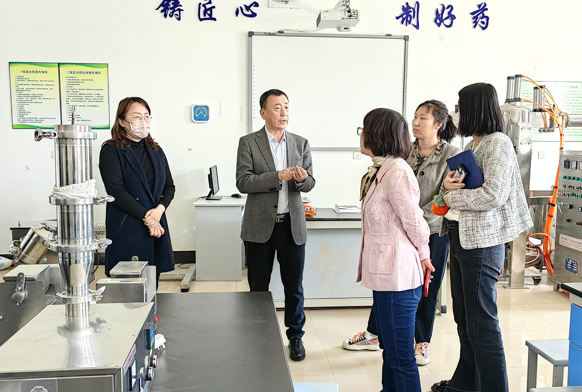2常順院長介紹制劑實訓(xùn)基地建設(shè)情況.jpg 2常順院長介紹制劑實訓(xùn)基地建設(shè)情況.jpg