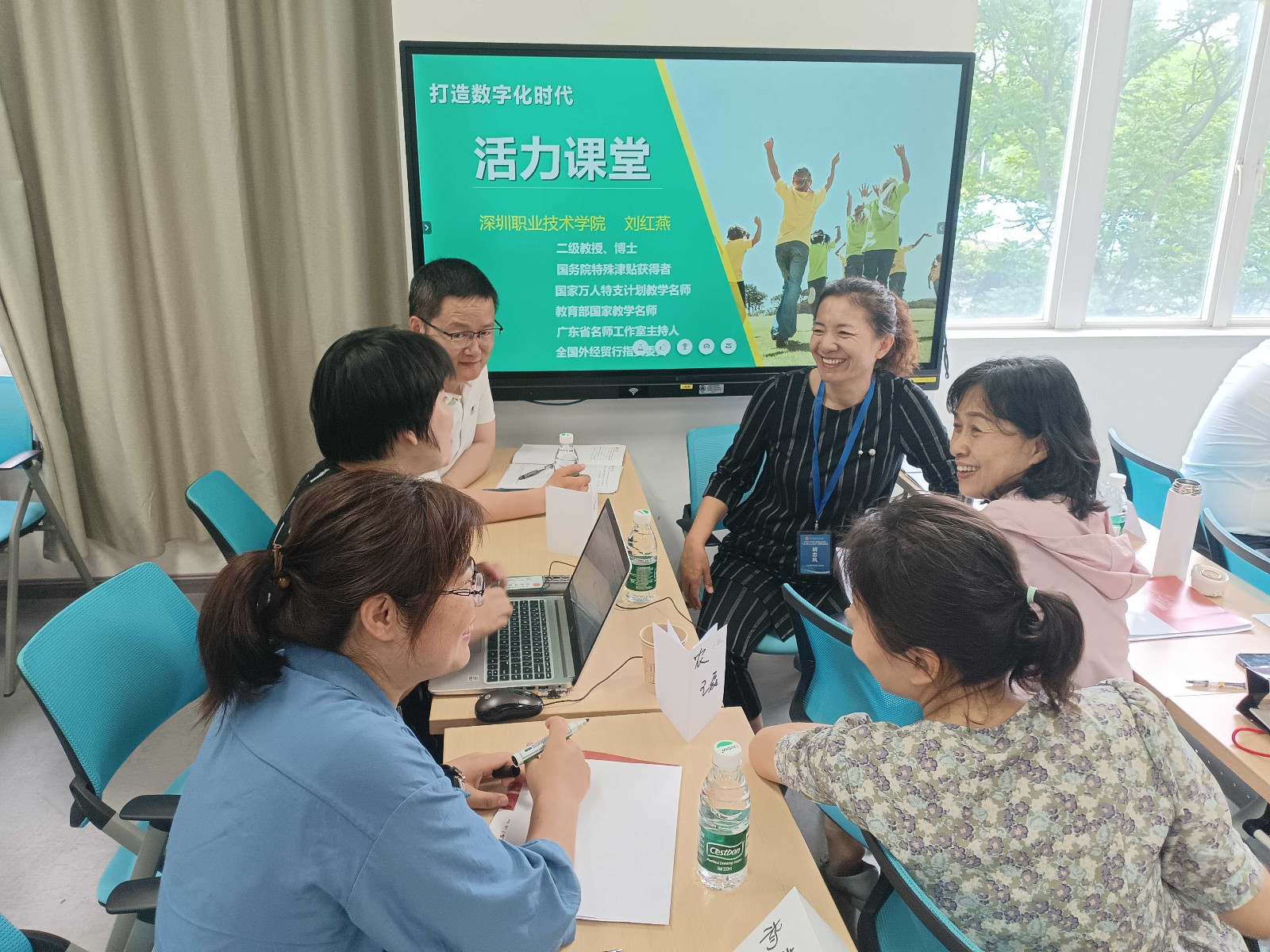 深圳技術(shù)大學(xué)-打造數(shù)字時(shí)代活力課堂小組討論.jpg 深圳技術(shù)大學(xué)-打造數(shù)字時(shí)代活力課堂小組討論.jpg