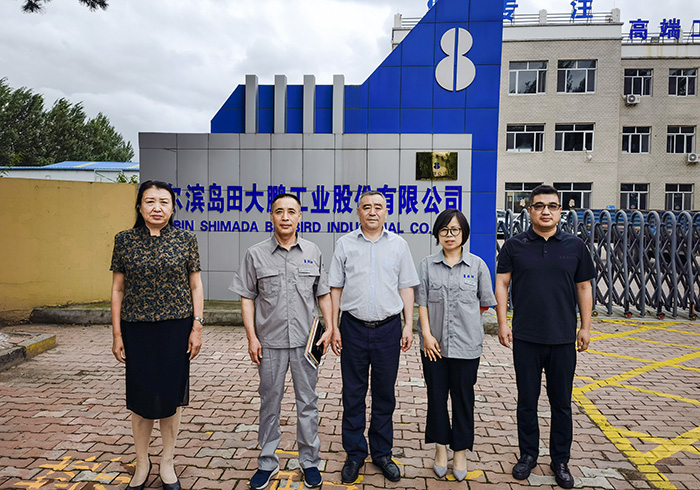 與企業(yè)領(lǐng)導(dǎo)合影.jpg 與企業(yè)領(lǐng)導(dǎo)合影.jpg