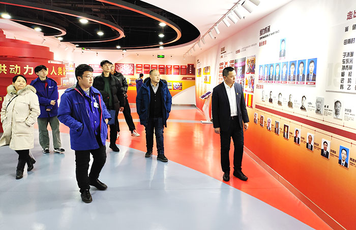 學(xué)生黨支部走訪哈電鍋爐紅色成果墻.jpg