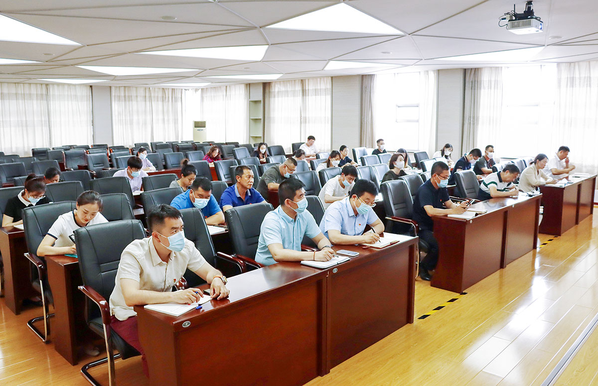 3黨員認(rèn)真聆聽黨課.JPG 3黨員認(rèn)真聆聽黨課.JPG