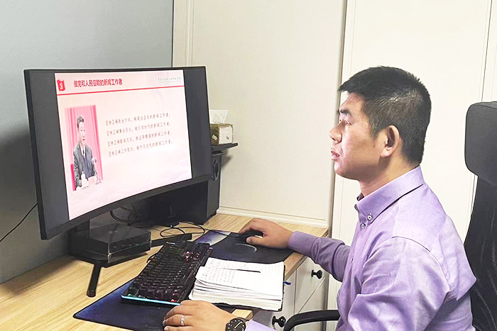 2勾波老師進行講座.jpg 2勾波老師進行講座.jpg