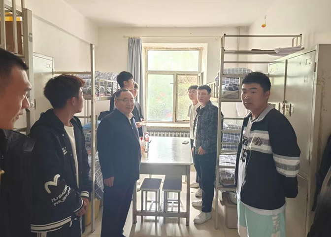 12.農(nóng)業(yè)裝備分院領導老師走進“一站式”學生社區(qū)送溫暖.png 12.農(nóng)業(yè)裝備分院領導老師走進“一站式”學生社區(qū)送溫暖.png