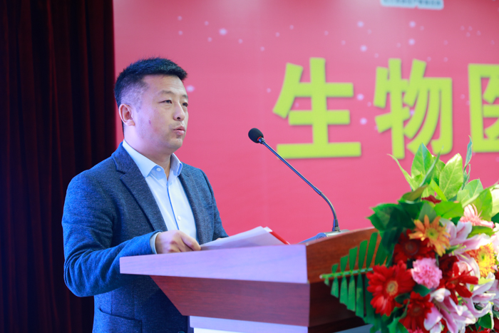 2哈爾濱兒童制藥廠有限公司總經(jīng)理張立新宣讀共同體章程和秘書處名單.jpg 2哈爾濱兒童制藥廠有限公司總經(jīng)理張立新宣讀共同體章程和秘書處名單.jpg