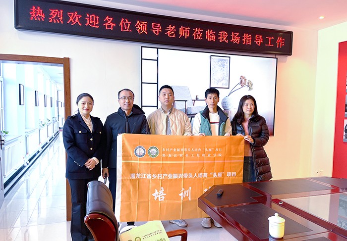 專家團(tuán)隊(duì)到企業(yè)幫扶指導(dǎo).jpg 專家團(tuán)隊(duì)到企業(yè)幫扶指導(dǎo).jpg