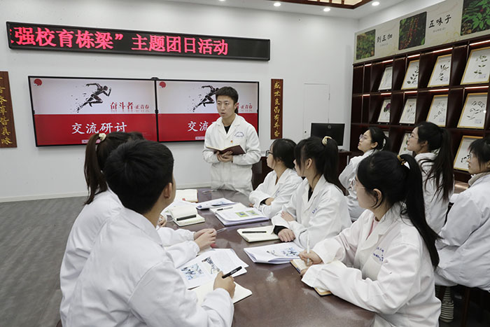 鄧凡凱同學(xué)交流發(fā)言.jpg 鄧凡凱同學(xué)交流發(fā)言.jpg