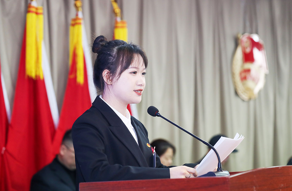 9第二十二屆學(xué)生會(huì)主席團(tuán)成員郝金夢(mèng)做第二十二屆學(xué)生會(huì)工作報(bào)告.jpg 9第二十二屆學(xué)生會(huì)主席團(tuán)成員郝金夢(mèng)做第二十二屆學(xué)生會(huì)工作報(bào)告.jpg