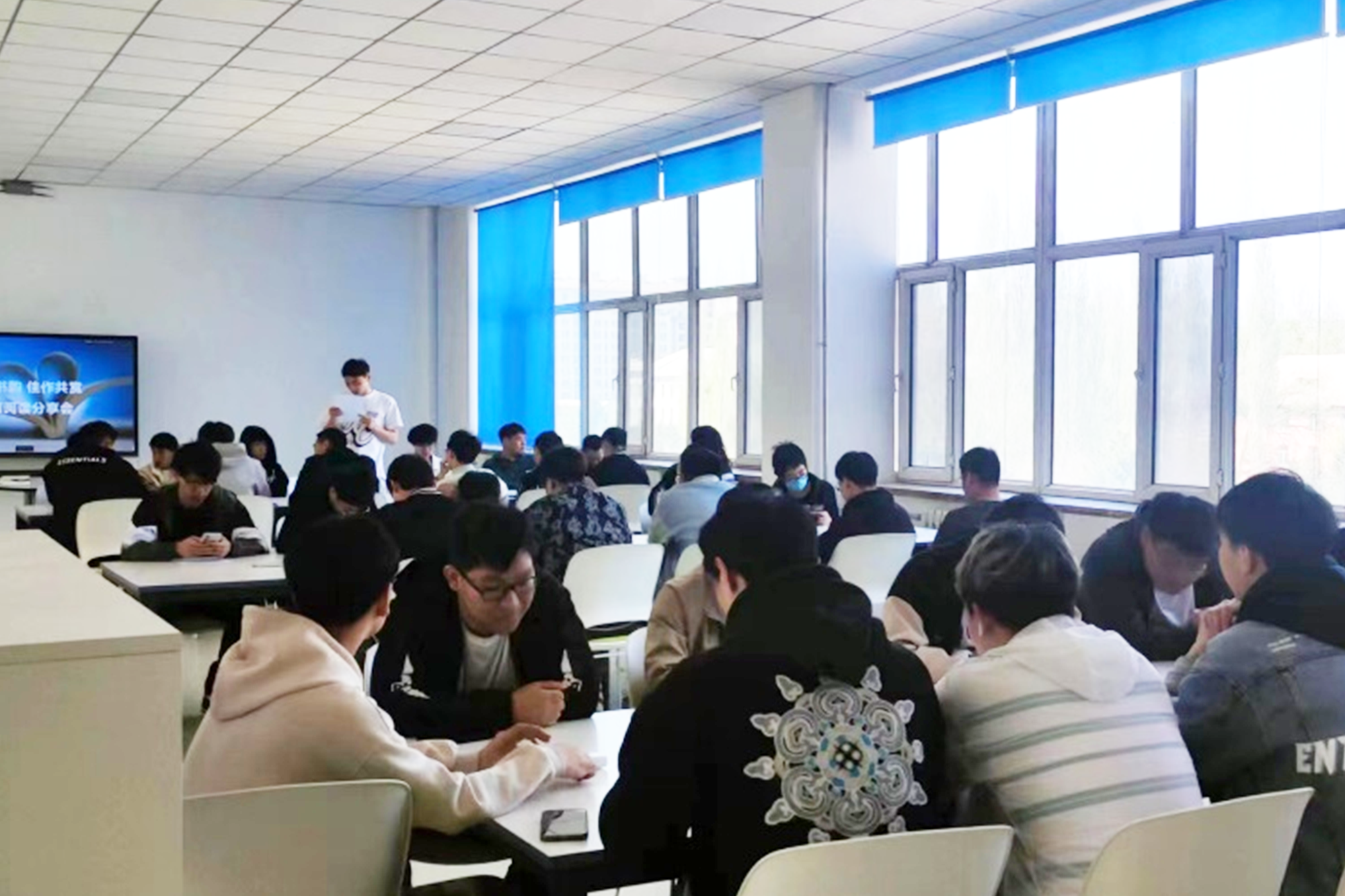 南校區(qū)讀書社同學參加讀書分享會.png 南校區(qū)讀書社同學參加讀書分享會.png