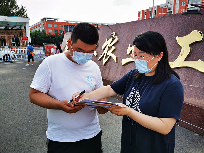 發(fā)放現(xiàn)場耐心解答同學(xué)問題.jpg