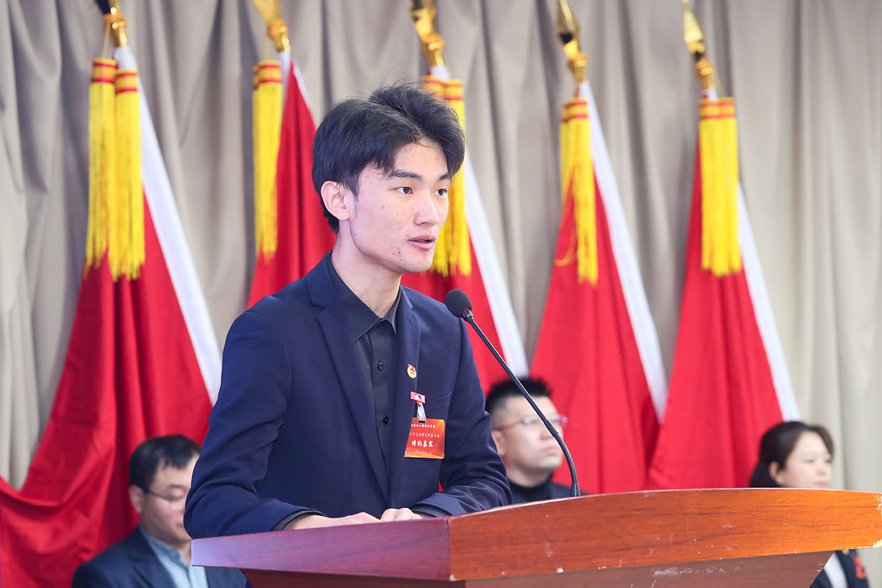 7哈爾濱市學(xué)聯(lián)駐會(huì)執(zhí)行主席祖御恒代表市學(xué)聯(lián)致賀詞.jpg 7哈爾濱市學(xué)聯(lián)駐會(huì)執(zhí)行主席祖御恒代表市學(xué)聯(lián)致賀詞.jpg