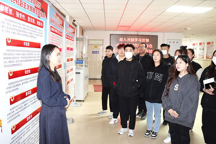 武冰老師在第二課堂中講授主題教育.JPG