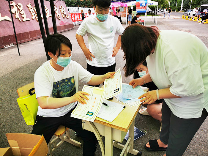 輔導(dǎo)員老師耐心為學(xué)生辦理離校手續(xù).jpg