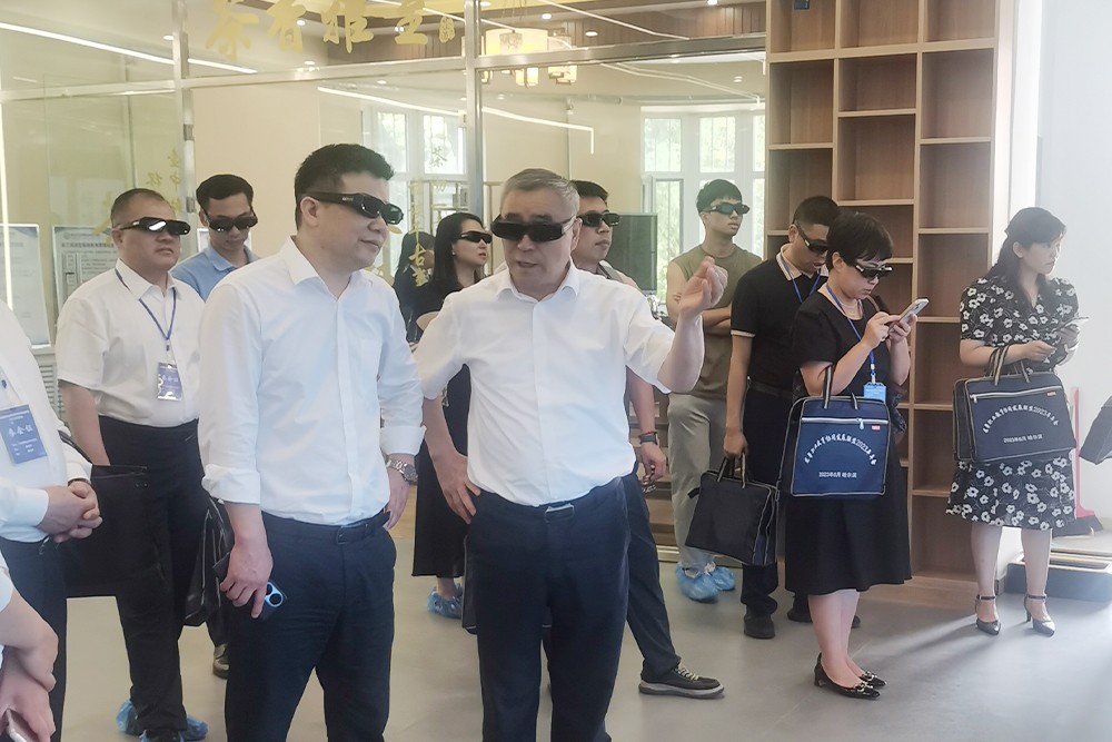 焦光純院長與參會院校領導交流.jpg 焦光純院長與參會院校領導交流.jpg