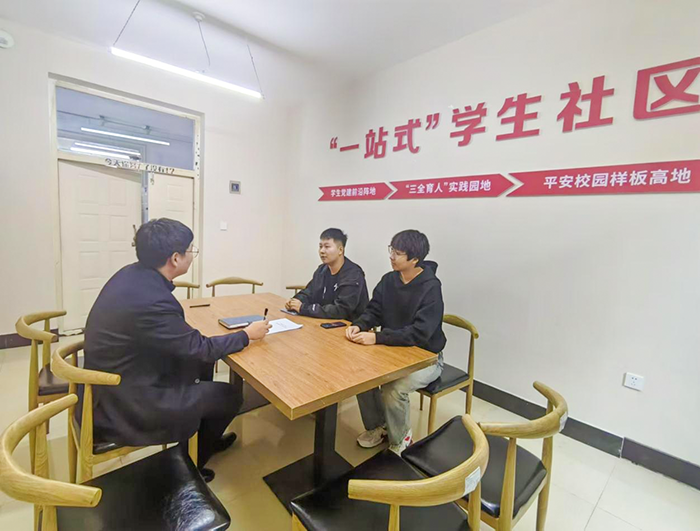人文藝術(shù)學(xué)院輔導(dǎo)員王翰可了解學(xué)生近期情況5.png 人文藝術(shù)學(xué)院輔導(dǎo)員王翰可了解學(xué)生近期情況5.png