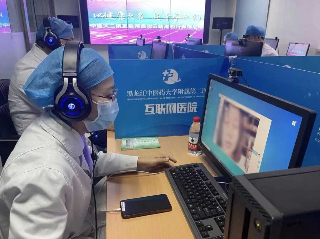 郭丹丹醫(yī)生為教職工義診了解病情.jpg 郭丹丹醫(yī)生為教職工義診了解病情.jpg