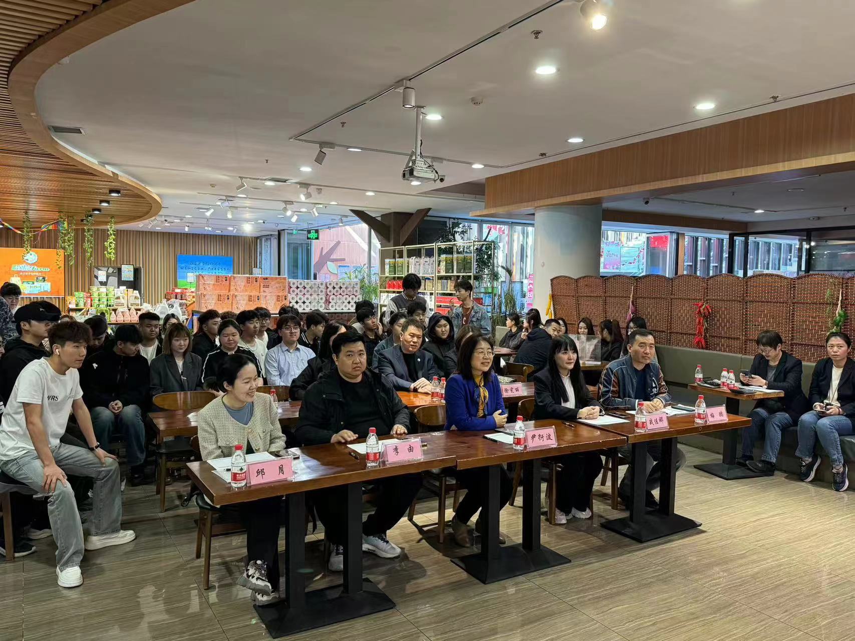 01決賽現(xiàn)場.jpg 01決賽現(xiàn)場.jpg
